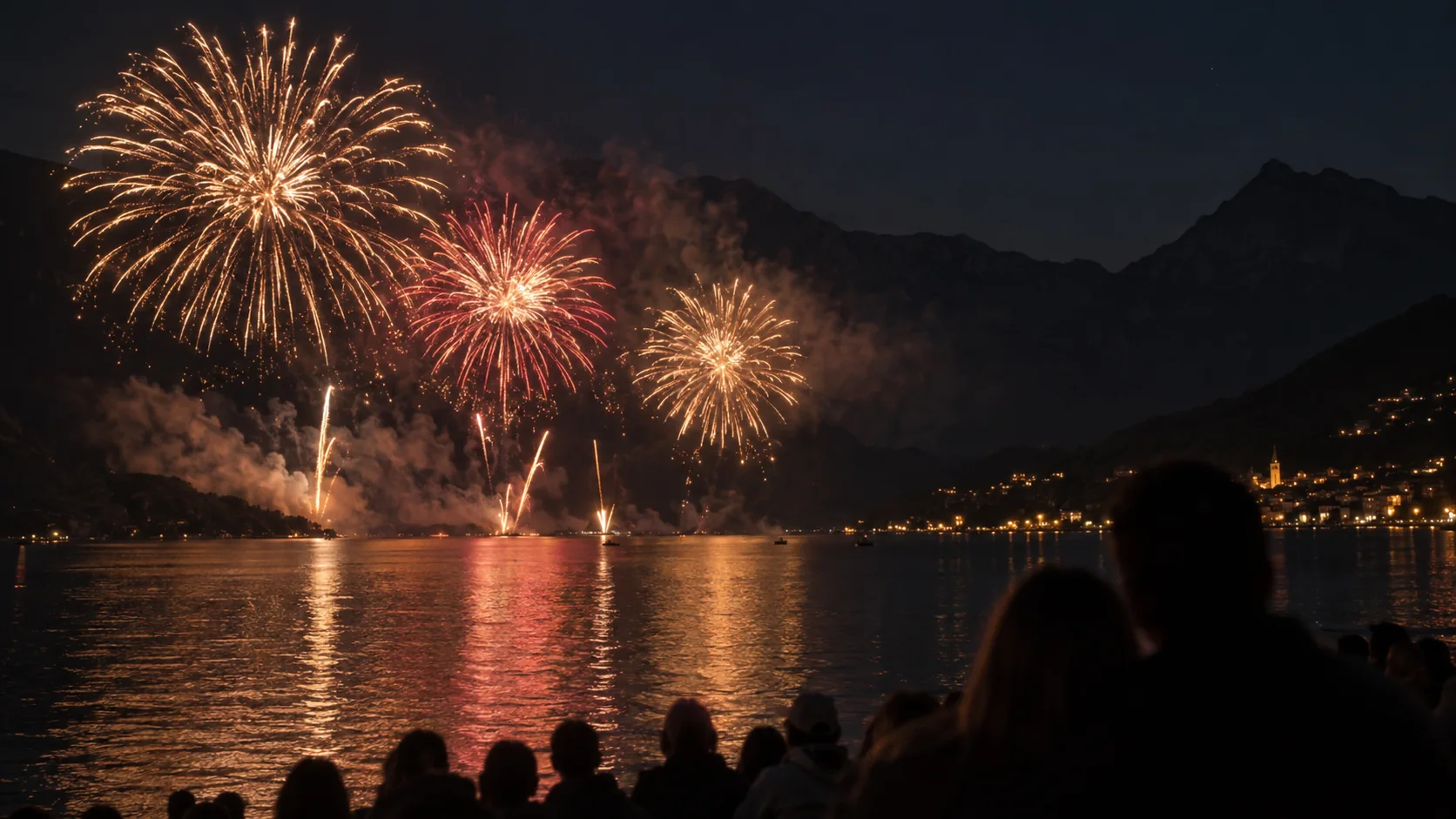 Goldenes und blaues Feuerwerk mit Spiegelung im Wasser